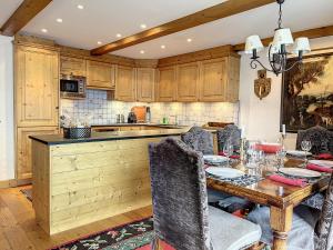 Residence Bastide في فيربير: مطبخ مع طاولة خشبية وغرفة طعام