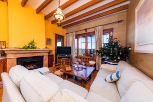 uma sala de estar com um sofá branco e uma árvore de Natal em El Olivo em Inca
