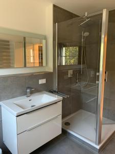 a bathroom with a sink and a shower at Strandkieker 13, PP innen in Zingst