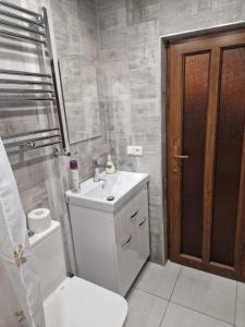 La salle de bains est pourvue d'un lavabo, de toilettes et d'un miroir. dans l'établissement Дом, à Gyumri