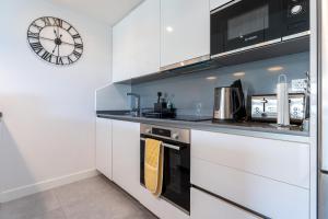 A kitchen or kitchenette at 208 New luxury apartment Calaserena
