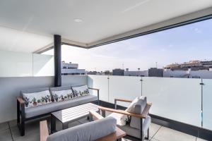 A balcony or terrace at 208 New luxury apartment Calaserena