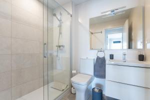 A bathroom at 208 New luxury apartment Calaserena