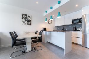A kitchen or kitchenette at 208 New luxury apartment Calaserena