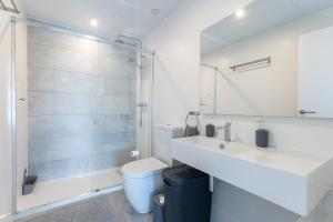 A bathroom at 208 New luxury apartment Calaserena
