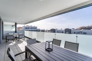 A balcony or terrace at 208 New luxury apartment Calaserena