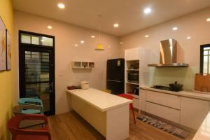 uma cozinha com um balcão branco e um frigorífico preto em 澎湖金宿喜民宿Penghu Comfy B&B em Magong