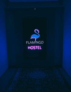 un logo pour l’hôpital flamingo dans une pièce sombre dans l'établissement Flamingo, à Douchanbé