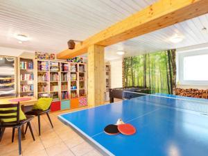 eine Tischtennisplatte in einem Zimmer mit Bibliothek in der Unterkunft Grub-Daniel-Hof in Freiamt