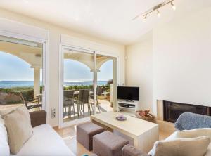 - un salon avec vue sur l'océan dans l'établissement Charming villa on the seafront, à Marbella