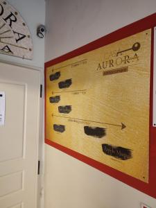 un cartello su un muro in una stanza di Casa Aurora a Ravenna