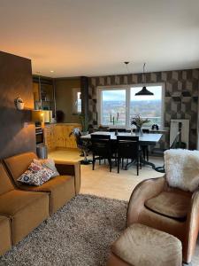 ein Wohnzimmer mit einem Tisch und einem Esszimmer in der Unterkunft 3 Bedroom Penthouse Apartment in Manchester