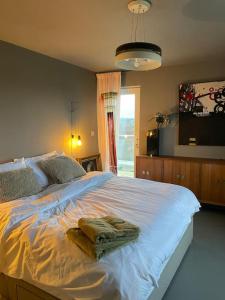 um quarto com uma cama com duas toalhas em 3 Bedroom Penthouse Apartment em Manchester