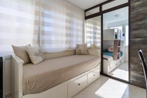 una camera con un grande letto e uno specchio di Playamar a Torremolinos Altre 21 foto