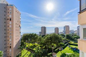 una vista di un parco in una città con edifici alti di Playamar a Torremolinos