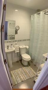 ein Bad mit einem WC und einem Waschbecken in der Unterkunft Apartamento luminoso en Espartinas Totalmente climatizado in Espartinas