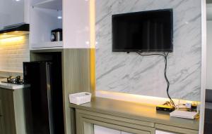 TV a/nebo společenská místnost v ubytování Apartemen Transpark Juanda Bekasi by Cheapinn