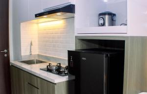 Kuchyň nebo kuchyňský kout v ubytování Apartemen Transpark Juanda Bekasi by Cheapinn