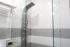 y baño con ducha y puerta de cristal. en Bambu Hotel en Da Nang