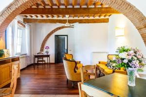 salon z żółtą kanapą i stołem w obiekcie Il Casale delle Rose w mieście Paganico