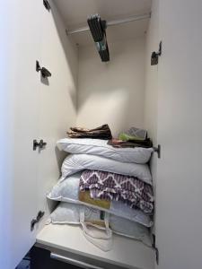 Postel nebo postele na pokoji v ubytování Beautiful Studio in Bayz Towers by Danube, Business Bay
