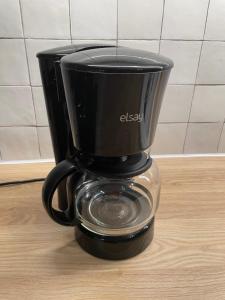 eine Kaffeemaschine auf dem Tisch in der Unterkunft Villa bord de mer in Torreilles