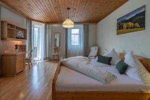 Postel nebo postele na pokoji v ubytování Erlebenswert Bauernhof Gruber
