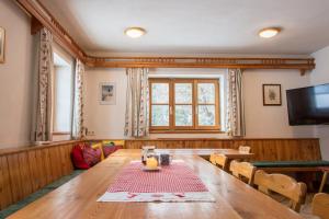 a dining room with a table and a television at Chalet Neuhofalm Obertauern mit Sauna und Hobbyraum in Obertauern