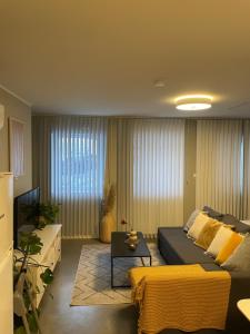uma sala de estar com uma cama e uma televisão em Ny Hybel leilighet med eget bad og egen inngang em Moss