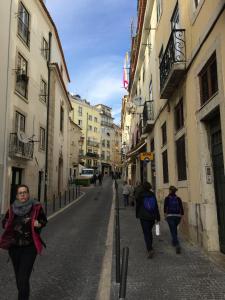 リスボンにあるAlfama Downtown Apartmentsの通りを歩く人々