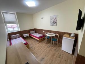 Pokój z 2 łóżkami, stołem i krzesłami w obiekcie Noclegi w Rudzie Śląskiej