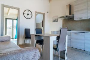 Kuchyňa alebo kuchynka v ubytovaní Casa Vacanze Oltre La Caletta - 350 mt dalla spiaggia