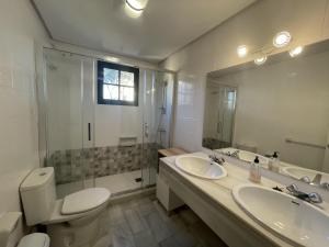 Kúpeľňa v ubytovaní 2 bedroom top floor apartament with open sea views CS197