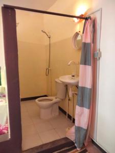 uma casa de banho com um WC e um lavatório em Gaal-Gui, chez Guillaume em Mboro