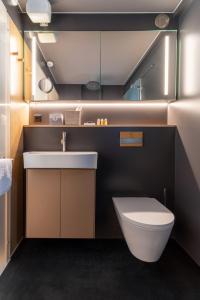 ein Badezimmer mit einem weißen Waschbecken und einem WC in der Unterkunft Boutique Boatel Attila in Muntelier