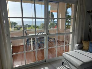 Ein Bett oder Betten in einem Zimmer der Unterkunft Seafront Garden and Sea views