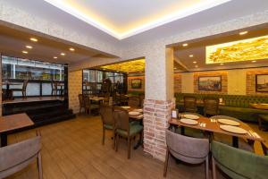 ein Restaurant mit Tischen und Stühlen und eine Bar in der Unterkunft Sufra Suite in Istanbul + 86 Fotos