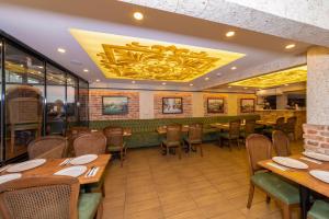 ein Esszimmer mit Holztischen und Stühlen in der Unterkunft Sufra Suite in Istanbul