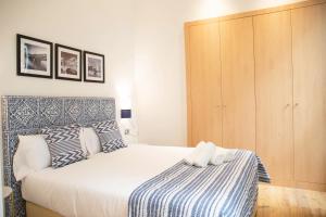 Ein Bett oder Betten in einem Zimmer der Unterkunft nQn Aparts & Suites Sevilla