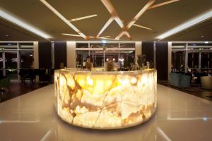a lobby with a large marble table in the middle at EPIC SANA Lisboa Hotel in Lisbon