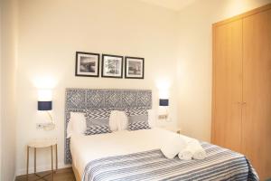Ein Bett oder Betten in einem Zimmer der Unterkunft nQn Aparts & Suites Sevilla