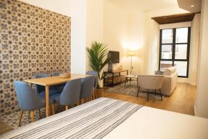 Ein Sitzbereich in der Unterkunft nQn Aparts & Suites Sevilla