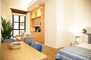 Ein Bett oder Betten in einem Zimmer der Unterkunft nQn Aparts & Suites Sevilla