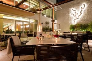 uma sala de jantar com mesa e cadeiras num restaurante em EPIC SANA Lisboa Hotel em Lisboa