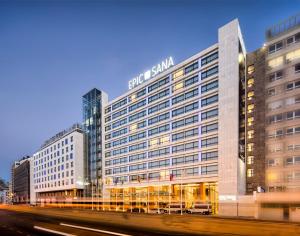 un grand bâtiment avec un panneau sur son côté dans l'établissement EPIC SANA Lisboa Hotel, à Lisbonne