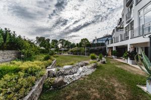 einen Garten vor einem Gebäude mit einem Hof in der Unterkunft Landhotel Rügheim in Rügheim