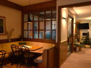 a dining room with a table and chairs at Hotel Wanda in Pinzolo