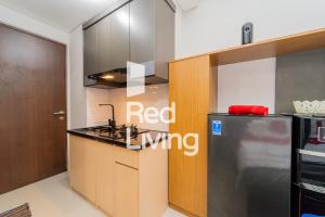Majoituspaikan RedLiving Apartemen Transpark Juanda - TPJ Rooms Tower Jade with Netflix keittiö tai keittotila
