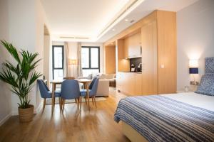 Ein Bett oder Betten in einem Zimmer der Unterkunft nQn Aparts & Suites Sevilla