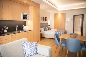 Küche/Küchenzeile in der Unterkunft nQn Aparts & Suites Sevilla
